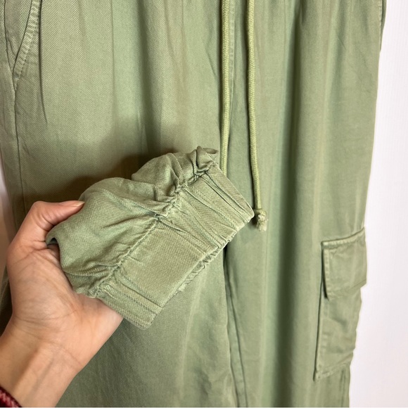 ELIZABETH AND JAMES Jogger Cargo Pants in Green. Size Medium - Picture 5 of 7